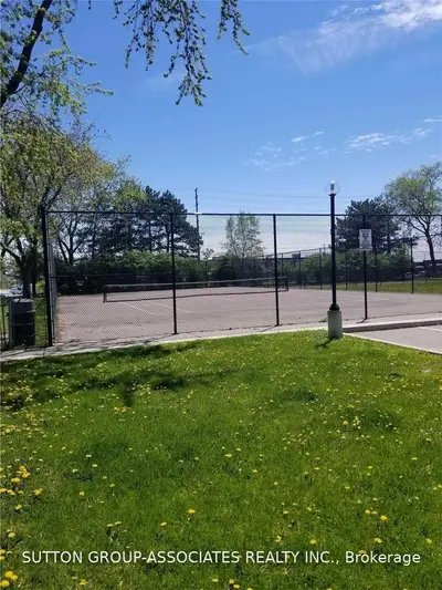 3025 Queen Frederica Drive 807, Mississauga, ON L4Y 3A1