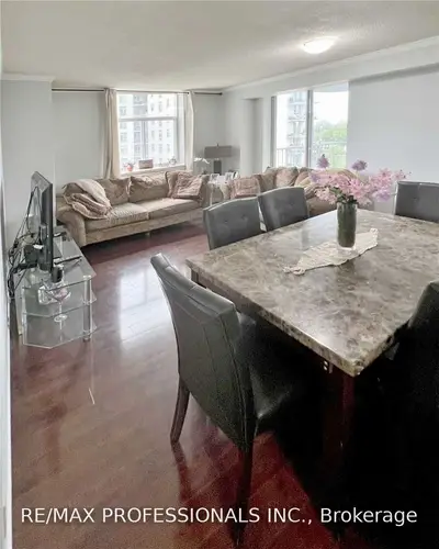 3559 Eglinton Avenue W 902, Toronto W04, On M6m 5c6