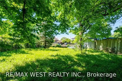265 Falstaff Avenue, Toronto W04, ON M6L 2G4