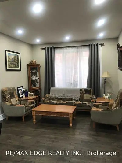 3895 Henrietta Way Main, Mississauga, ON L5M 7Y4