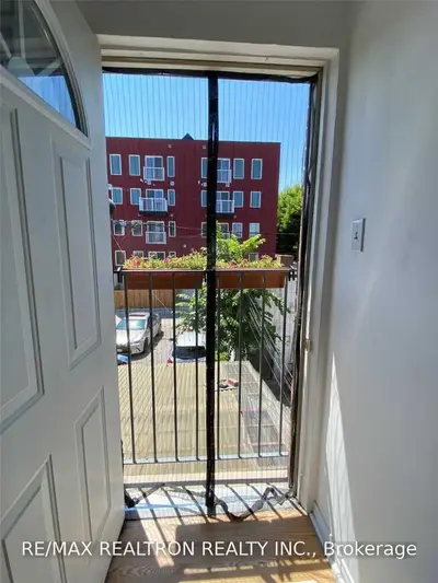 690 Gladstone Avenue 2nd B, Toronto W02, ON M6H 3J4