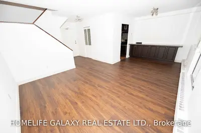 2121 Roche Court 312, Mississauga, ON L5K 2C7