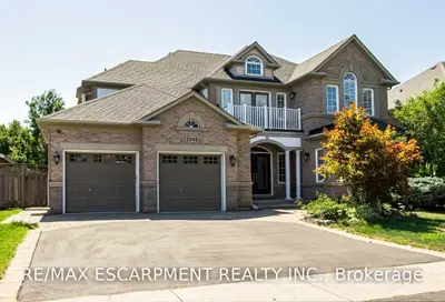 2048 Country Club Drive, Burlington, ON L7M 3Z2