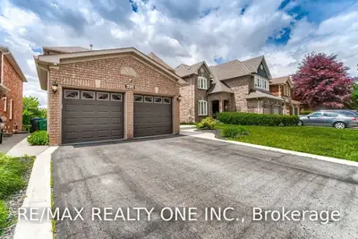 6830 Summer Heights Drive, Mississauga, ON L5N 7E7