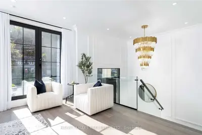 69 South Kingsway, Toronto W01, ON M6S 3T4