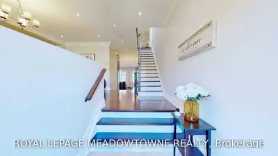 32 Grand Avenue, Toronto W06, ON M8Y 2Y7