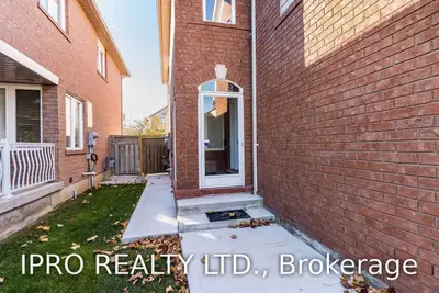 7152 Tottington Drive, Mississauga, ON L5N 7S4