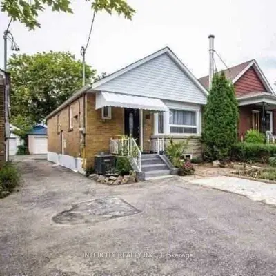 54 Belgravia Avenue Bsmt, Toronto W04, ON M6E 2M5