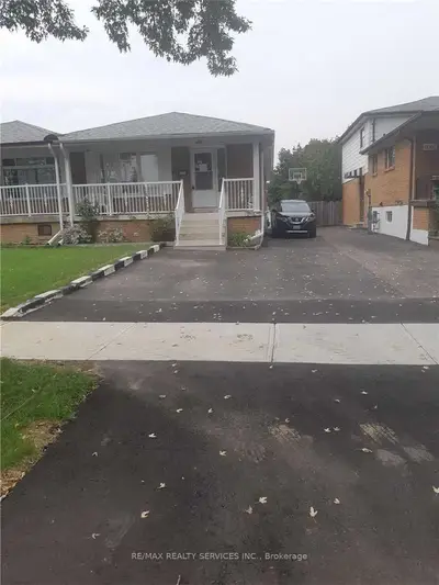 6988 Chigwel Court Upper, Mississauga, ON L4T 1N4