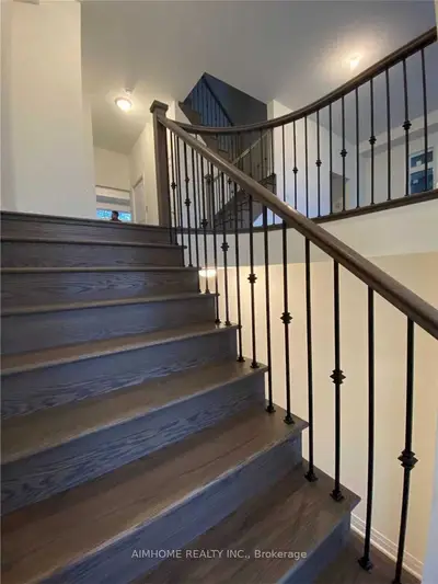 2123 Royal Gala Circle, Mississauga, ON L4Y 0H2