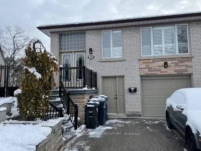12 Loomis Court, Toronto W05, ON M3J 1P8