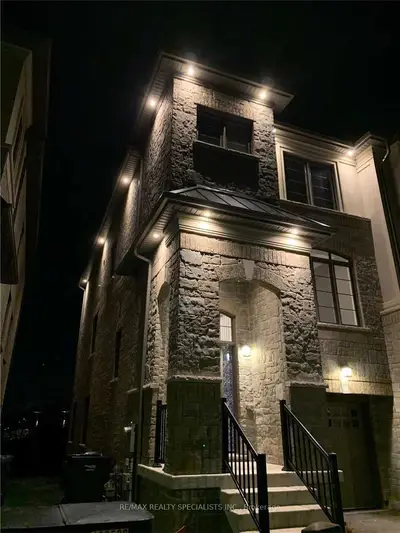 1058 Beachcomber Road, Mississauga, ON L5G 0B1