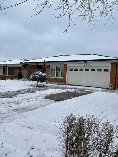 7507 Lully Court, Mississauga, ON L4T 2P2