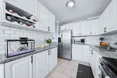 530 Lolita Gardens 1709, Mississauga, ON L5A 3T2