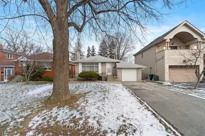 8 Carysfort Road Main, Toronto W08, ON M8Z 4X2