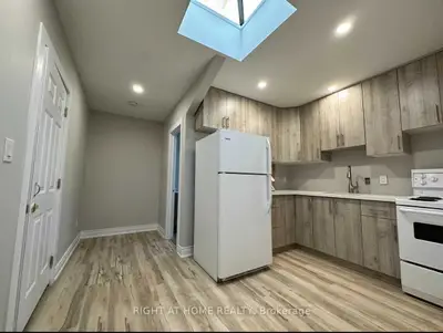 1639 Eglinton Avenue W 2B, Toronto W04, ON M6E 2H1