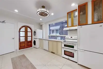 50 Golden Avenue Main, Toronto W01, ON M6R 2J4