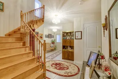 7493 Doverwood Drive, Mississauga, ON L5N 6N2
