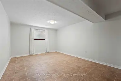 1077 East Avenue Bsmt, Mississauga, ON L5E 1X1