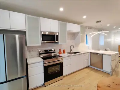63 Manitoba Street, Toronto W06, ON M8Y 1E1