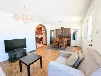 9 Mariposa Avenue, Toronto W03, ON M6N 4A3