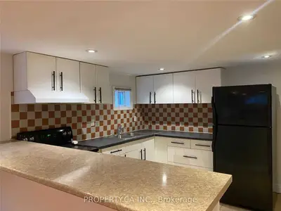 1067 Edgeleigh Avenue, Mississauga, ON L5E 2G2