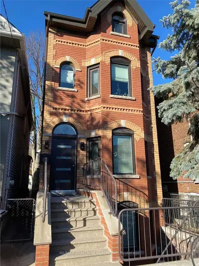 18 Melville Avenue C, Toronto W02, ON M6G 1Y2