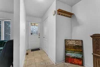 4230 Sawgrass Court, Mississauga, ON L5C 3Y1