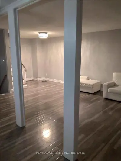 7022 Chigwel Court (Main), Mississauga, ON L4T 1N4