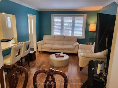 112 Strathnairn Avenue, Toronto W04, ON M6M 2G1