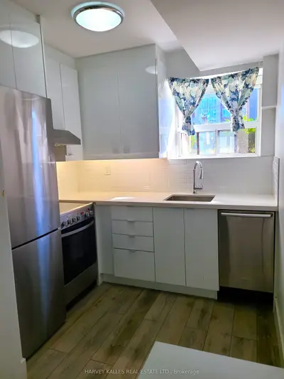 4 Benson Avenue Unit 3, Mississauga, ON L5H 2P2