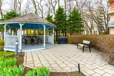 5188 Lakeshore Road 108, Burlington, On L7l 1c2