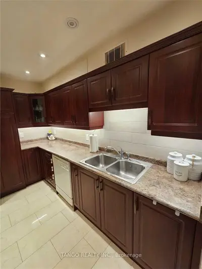 15 London Green Court 1106, Toronto W05, ON M3N 1K4