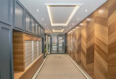 530 Indian Grove 508, Toronto W02, ON M6P 2J2