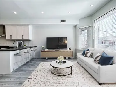 18 Melville Avenue A, Toronto W02, ON M6G 1Y2