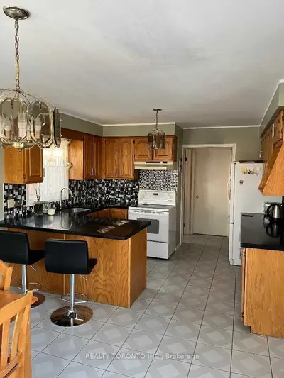 2784 Kingsway, Oakville, ON L6J 6Z5