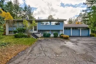 2250 Pineneedle Row, Mississauga, ON L5C 1V3