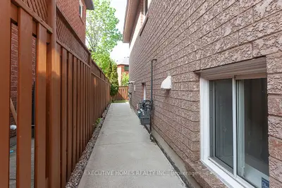 5694 WHITEHORN Avenue, Mississauga, ON L5V 2Y5