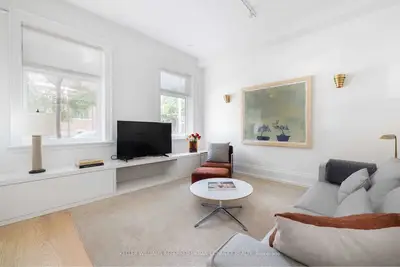 125 Sorauren Avenue Main, Toronto W01, ON M6R 2E3