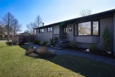 2108 Hartington Court, Mississauga, ON L5J 2G9