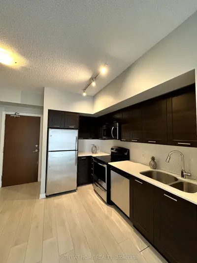 2212 Lake Shore Boulevard 2707, Toronto W06, On M8v 0c2