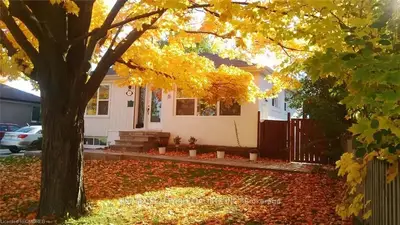 1516 Mansfield Drive Main, Oakville, ON L6H 1K4