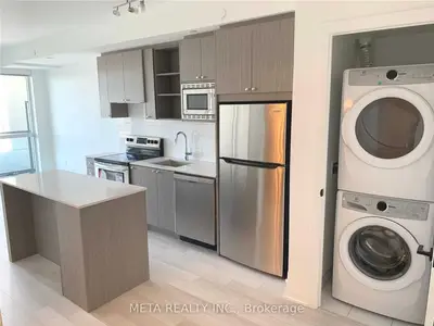 60 George Butchart Drive 613, Toronto W05, On M3k 0e1