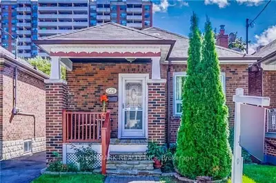221 Livingstone Avenue, Toronto W04, ON M6E 2M3