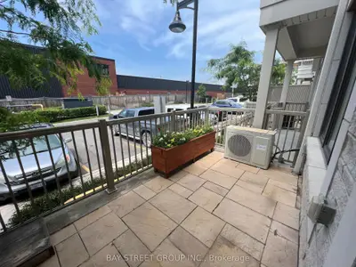 95 Eastwood Park Gardens 12, Toronto W06, ON M8W 0B2