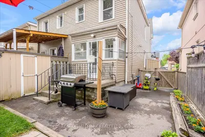 17 Ravenal Street, Toronto W03, ON M6N 3Y6