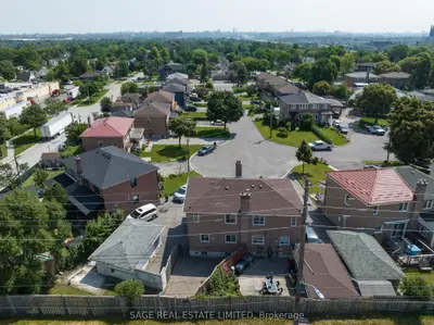 30 Brigham Court, Toronto W10, ON M9W 1T8