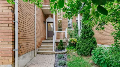 Att/Row/Townhouse in Brampton