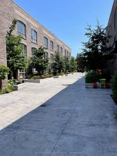 3 Elsie Lane 50, Toronto W02, ON M6P 0B8