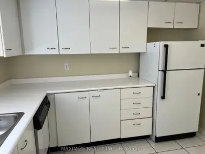 155 Hillcrest Avenue S 403, Mississauga, On L5b 3z2